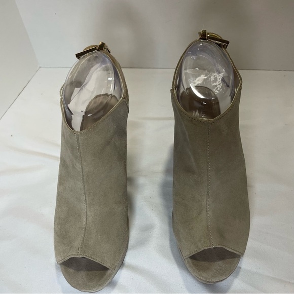 Kenneth Cole Embroidered Wedge Sandals - Tan suede. Floral. Size 6 women’s. - Picture 4 of 13